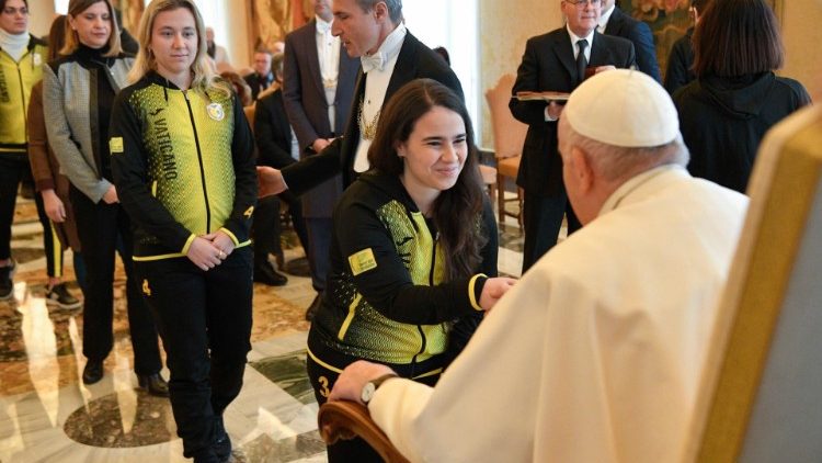 Pope receives amateur athletes