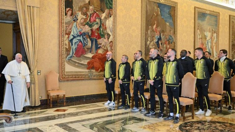 O Papa com os membros da Associação Esportiva Amadora "Esporte no Vaticano"