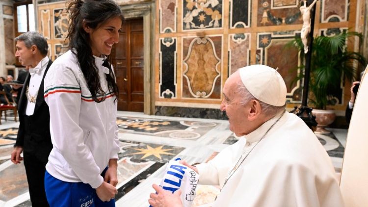 Il Papa durante l'udienza a dirigenti e atleti della Nazionale italiana di Pentathlon