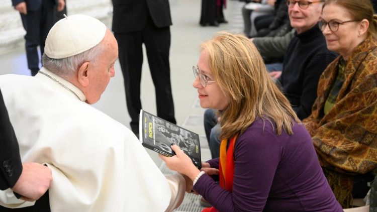 Gli incontri in Aula Paolo VI al termine dell'udienza generale