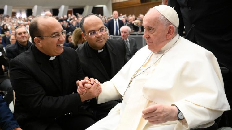 Pe. Hernanni entrega ao Papa 15 cartas de adolescentes infratores do Maranhão