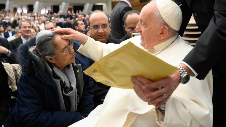 Gli incontri in Aula Paolo VI al termine dell'udienza generale