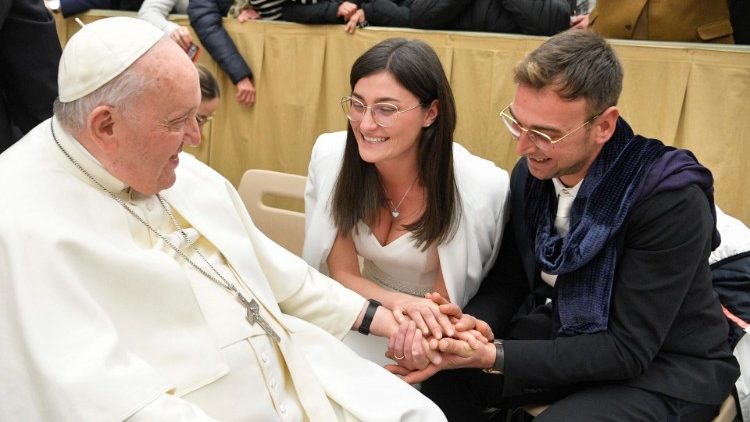 Francisco saluda a una pareja de recién casados durante la audiencia general del 15 de febrero