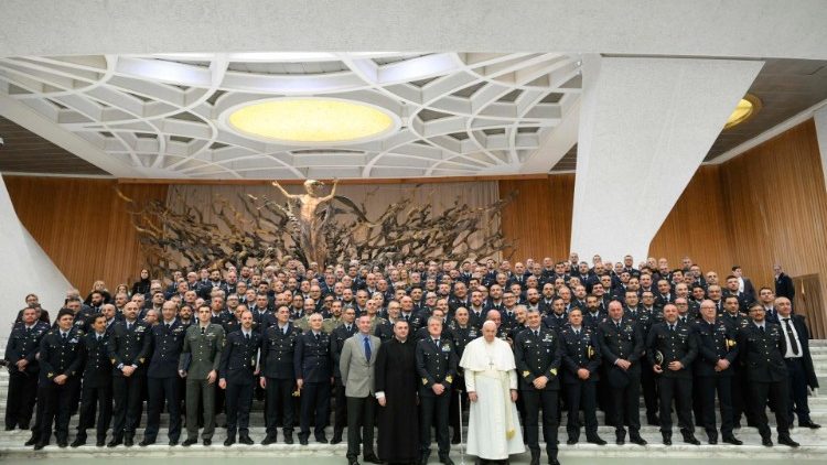 Gli incontri in Aula Paolo VI al termine dell'udienza generale