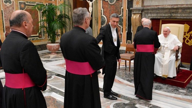 Ein Moment des Treffens mit Teilnehmern des Kurses für Rechtspraktiker