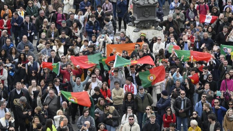 Fiéis de Vila Pouca de Aguair, de Portugal, presentes na Praça São Pedro