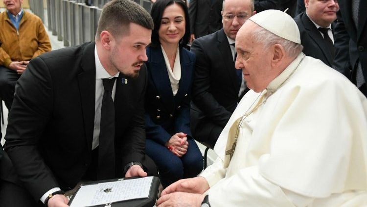 2023.02.22 Ростислав Тістик вітається з Папою Франциском