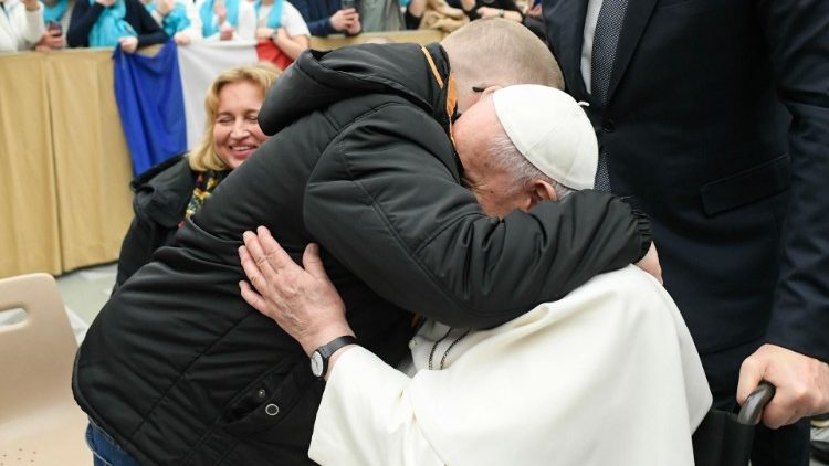 Un abbraccio al Papa