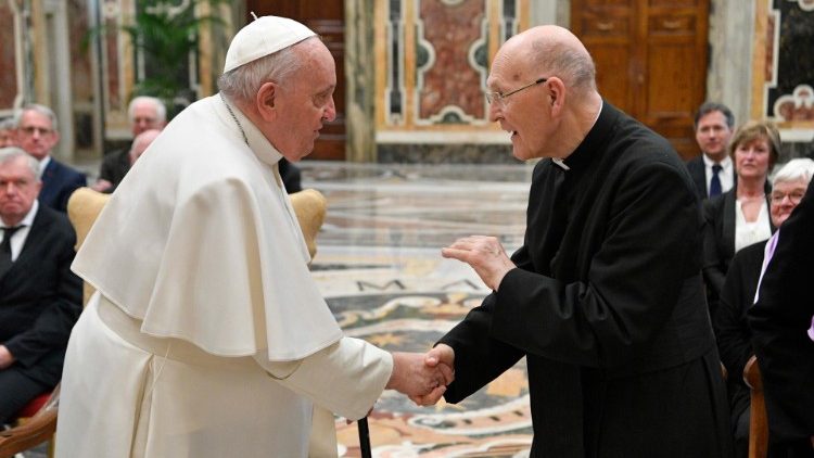 El Papa saluda a los miembros de la Asociación "Pro Petri Sede.