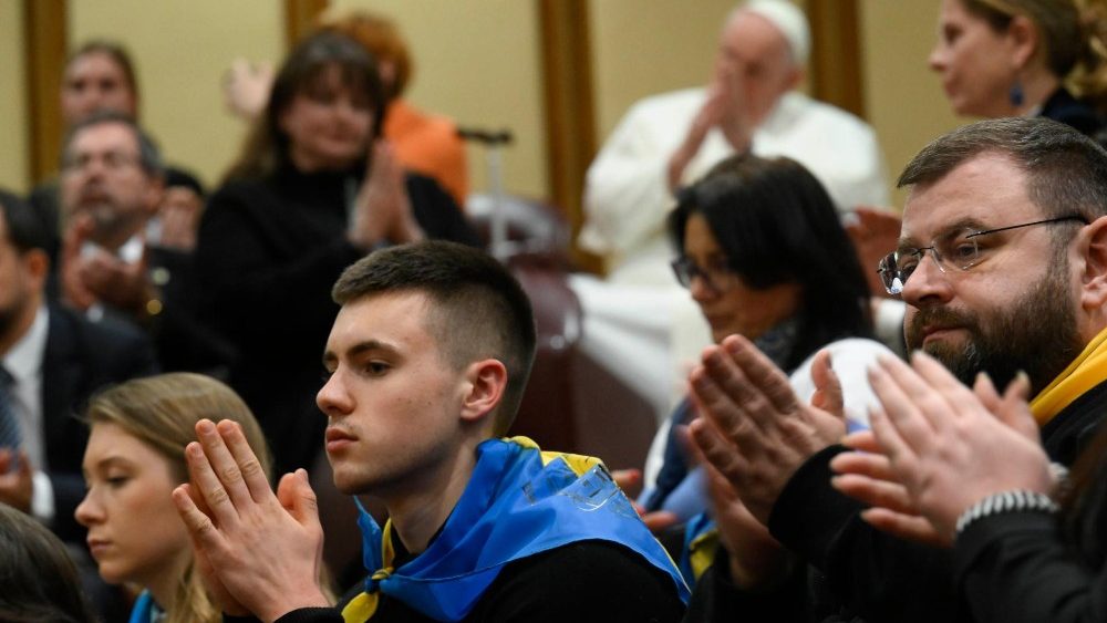 Francisco saúda ucranianos presentes na projeção do documentário