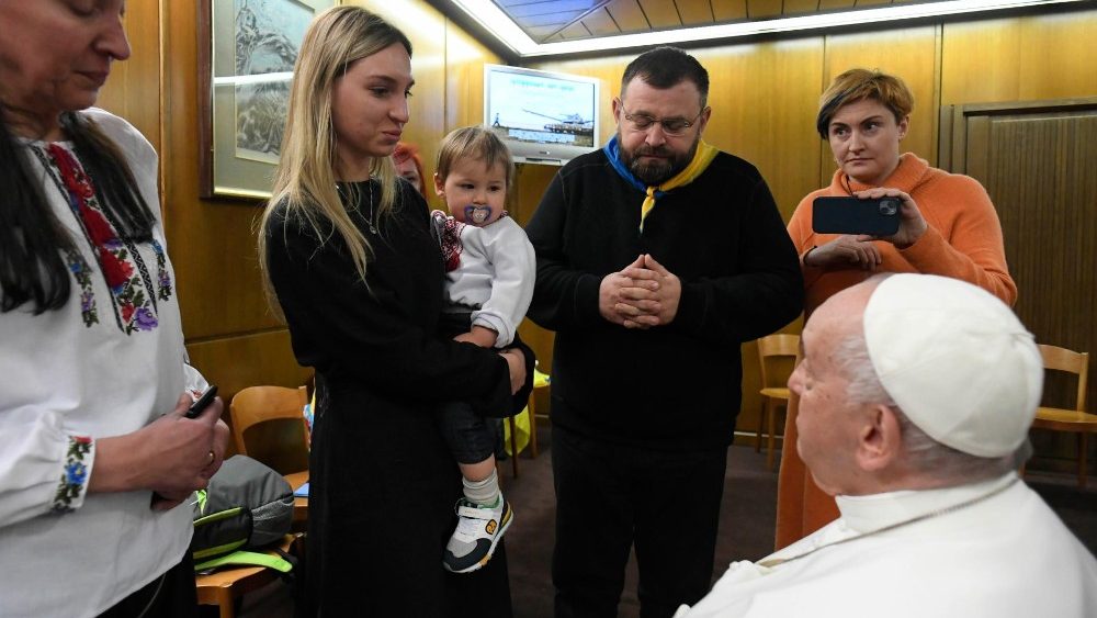 Francisco saúda ucranianos presentes na projeção do documentário