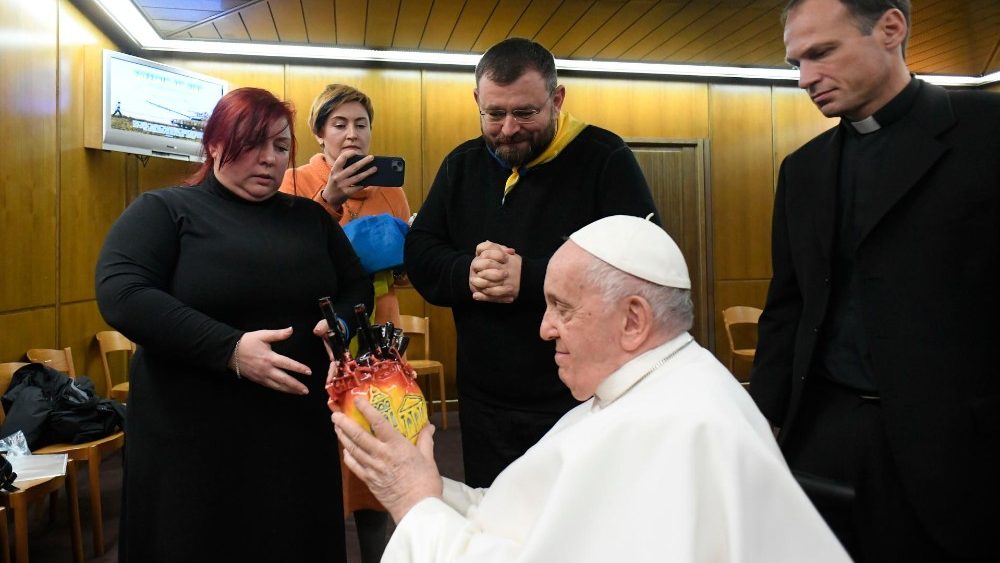 Francisco saúda ucranianos presentes na projeção do documentário