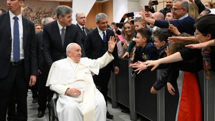 Il Papa saluta i partecipanti all'udienza