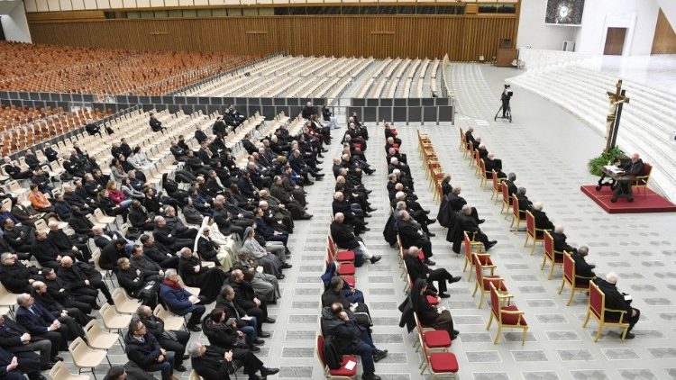 Kardinal Cantalamessa predigt in der Audienzhalle
