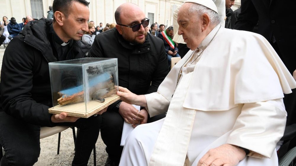 Dois sacerdotes de Crotone fizeram a entrega simbólica a Francisco