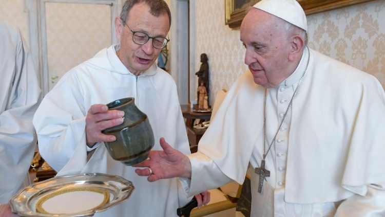Le prieur de Taizé avec le Pape lors de son audience privée avec la communauté le 9 mars 2023. (Vatican Media)