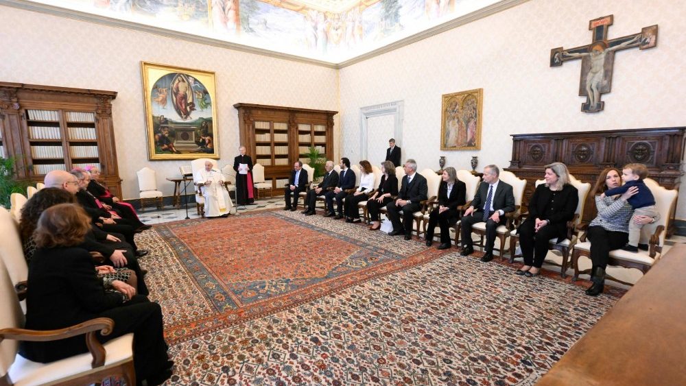 Papa com membros da Organização "Misión America"