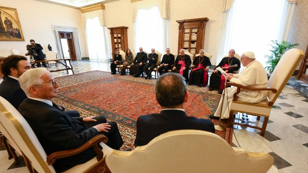 Papa com membros da Organização "Misión America"