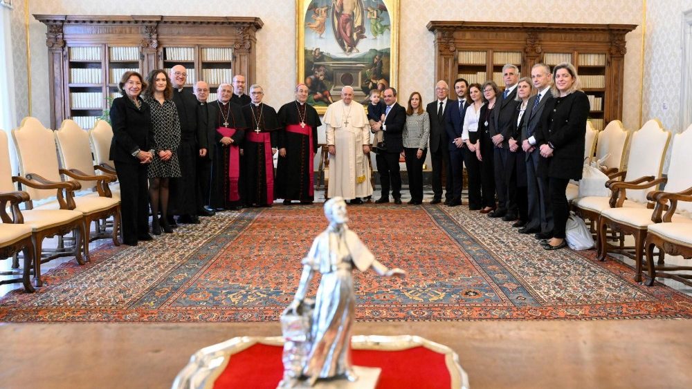 Papa com membros da Organização "Misión America"