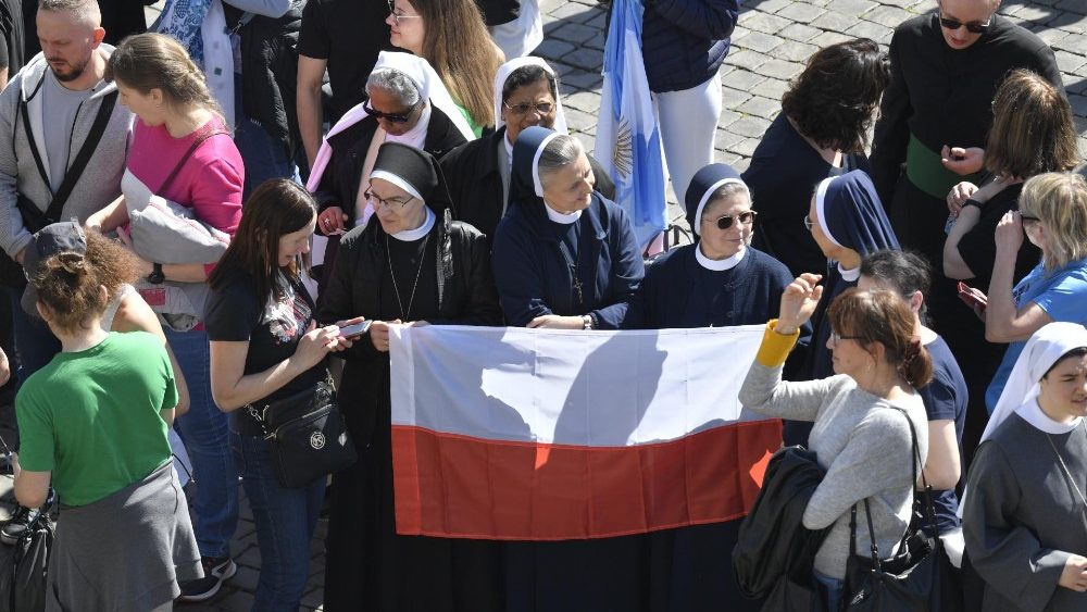 Fiéis na Praça São Pedro para o Angelus