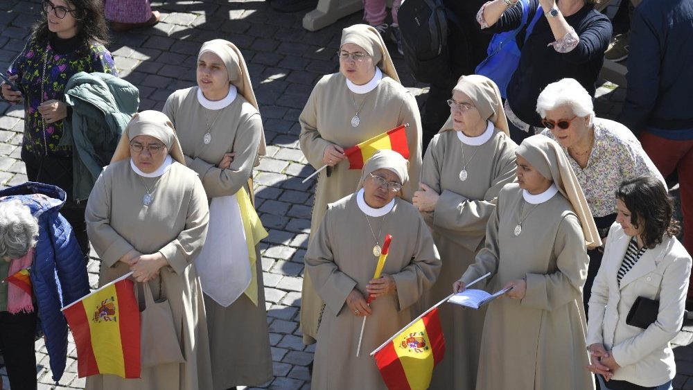 Fiéis na Praça São Pedro para o Angelus