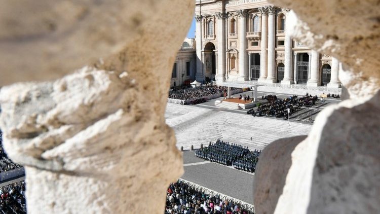 Imagem da Praça São Pedro na Audiência Geral desta quarta