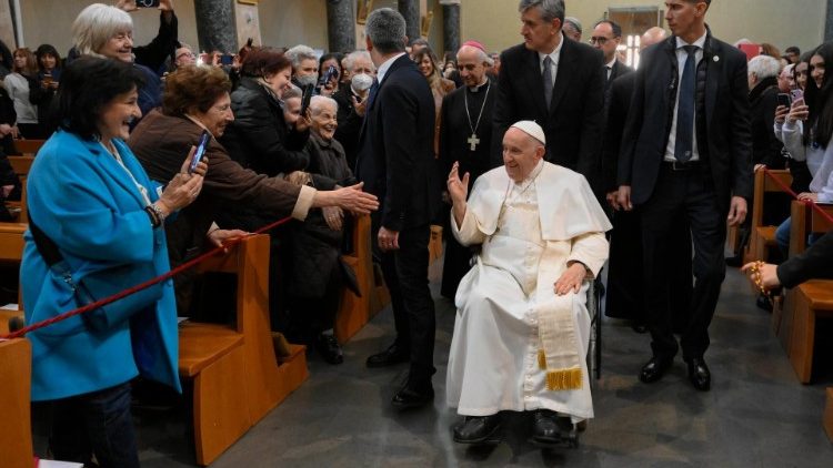 Zabilježen trenutak u pozdravljaju prisutnih vjernika