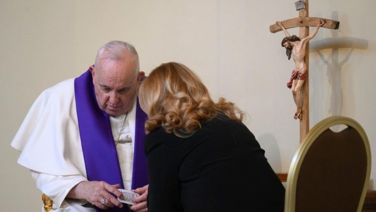 Ojciec Święty celebruje sakrament pojednania w ramach inicjatywy "24 godziny dla Pana"