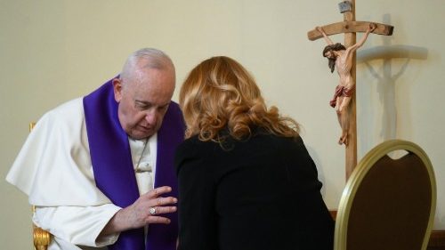 Nel confessionale con il Papa: "In ginocchio da lui con le nostre fragilità"