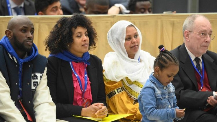 Alcune famiglie rifugiate giunte in Europa attraverso i corridoi umanitari all'udienza del Papa