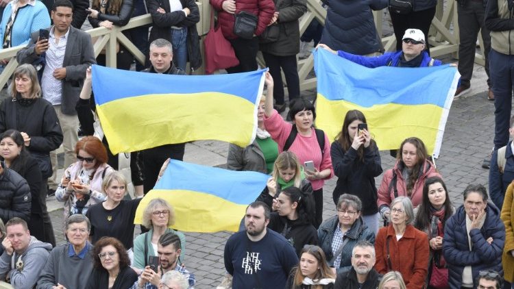 Ukrainische Flaggen auf dem Petersplatz