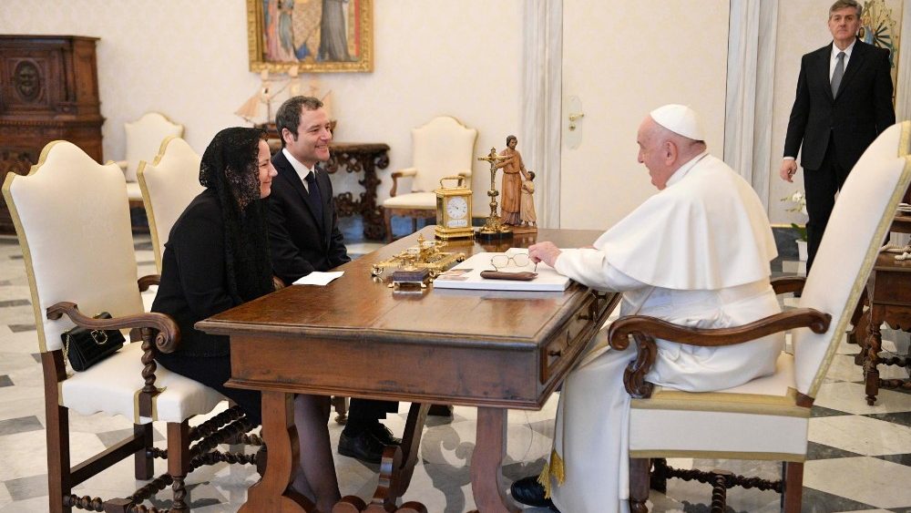 Razgovor pape Franje s kapetanima regentima Republike San Marino Marijom Luisom Berti i Manuelom Ciavattom