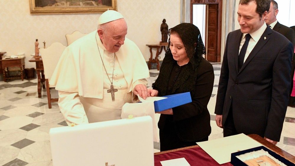 Trenutak razmjene darova s kapetanima regentima San Marina