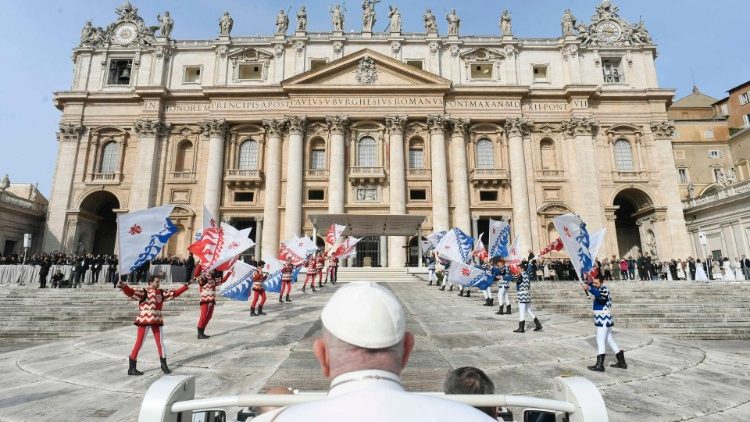 Papa Francesco all'udienza generale in Piazza San Pietro