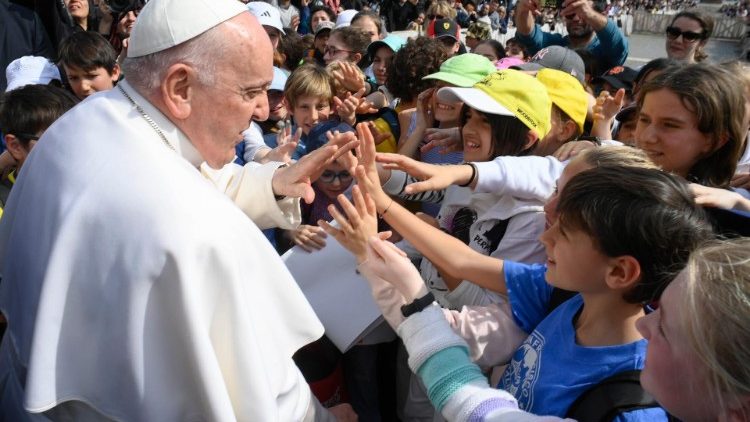 Il Papa durante l'udienza generale in Piazza San Pietro