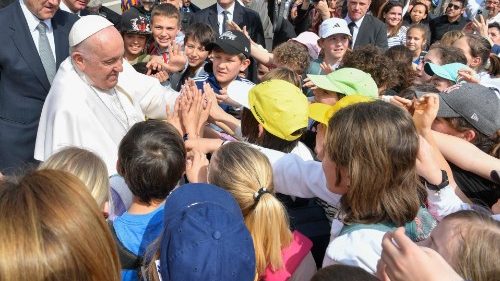 Kateheza: Evangelizacija je povezana s pričevanjem in svetostjo