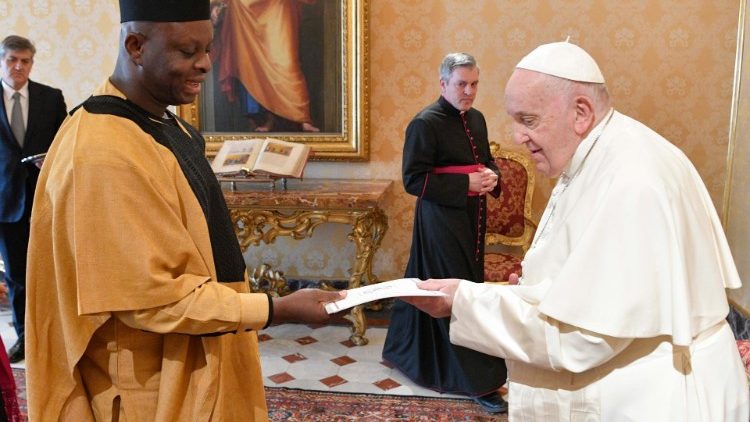 2023.03.25 संत पापा फ्राँसिस को अपना प्रत्यय पत्र सौंपते हुए बुर्किना फासो के राजदूत श्री रेजिस केविन बाक्योनो