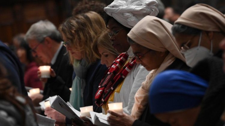 Fedeli nella Basilica vaticana durante il rito del lucernario, prima parte della Veglia Pasquale