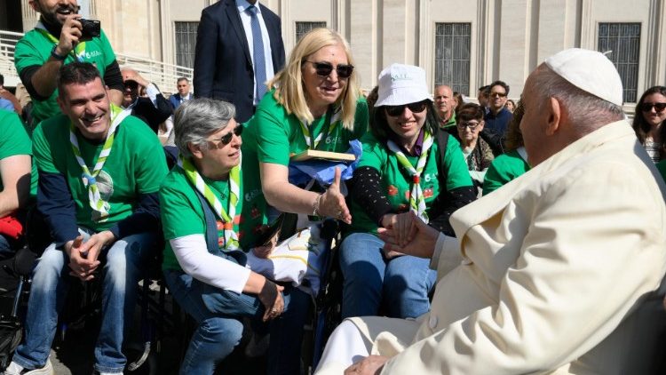 Francesco con alcuni pellegrini 