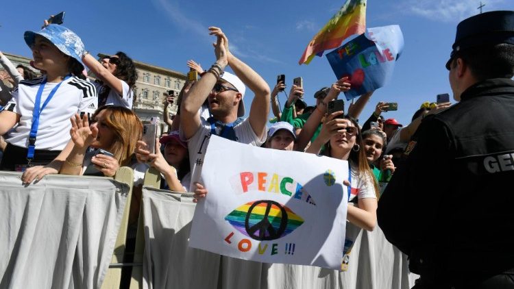 Alcuni fedeli presenti in piazza San Pietro