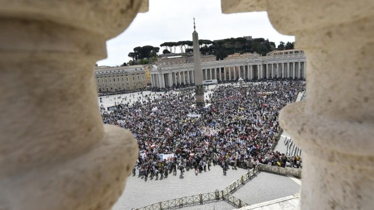 Waamini na majujai walifika katika uwanja wa Mtakatifu Petro