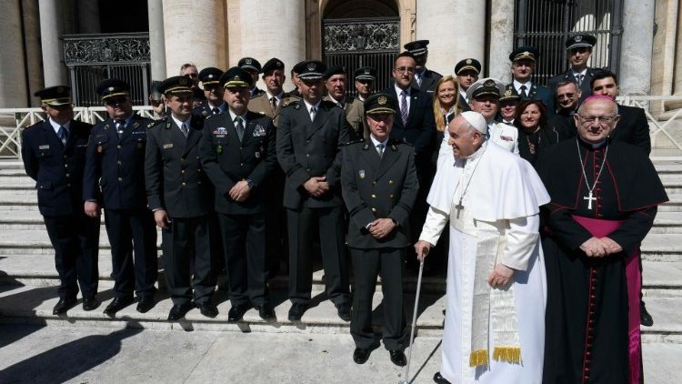 Papa Franjo s djelatnicima Vojnog ordinarijata i biskupom, mons. Jurom Bogdanom