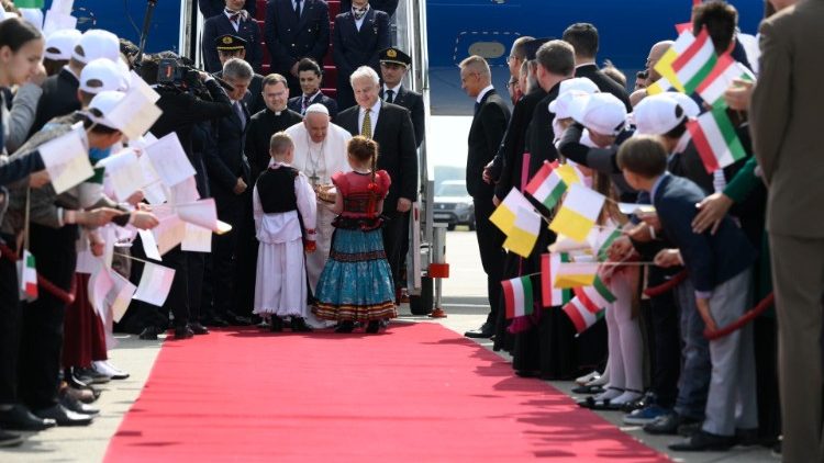 Papa Francisko akiwa anashuka na kupokelewa