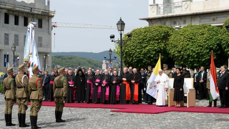 Tisztelgés a történelmi lobogó előtt 