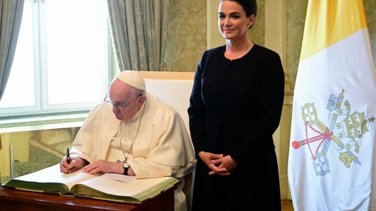 திருத்தந்தையுடன் குடியரசுத்தலைவர் திருமதி நோவாக்