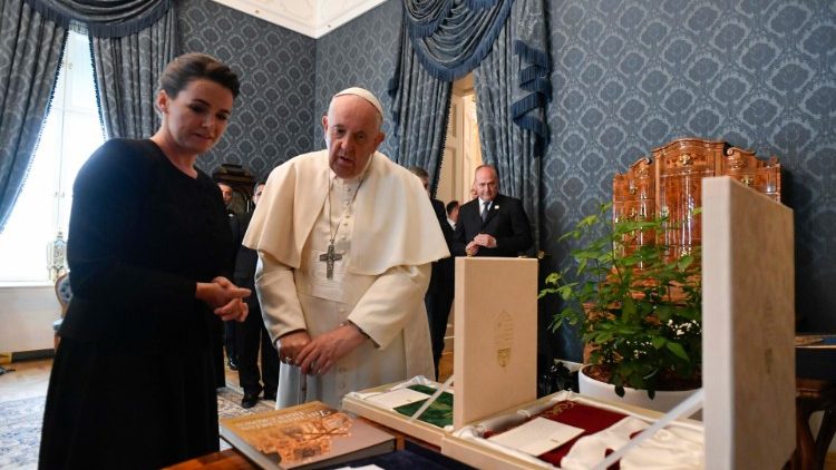 பரிசுகளைப் பார்வையிடும் திருத்தந்தை 