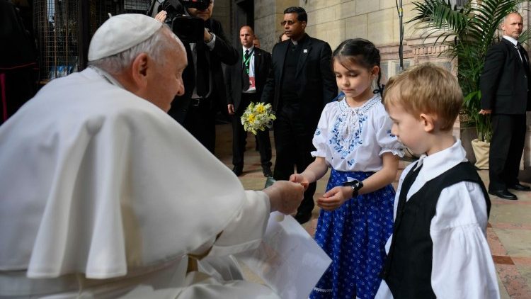 A Szentaty&aacute;t gyermekek fogadj&aacute;k a bej&aacute;ratn&aacute;l