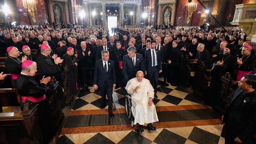 Папа на сустрэчы з венгерскім духавенствам у Саборы святога Стэфана ў Будапешце