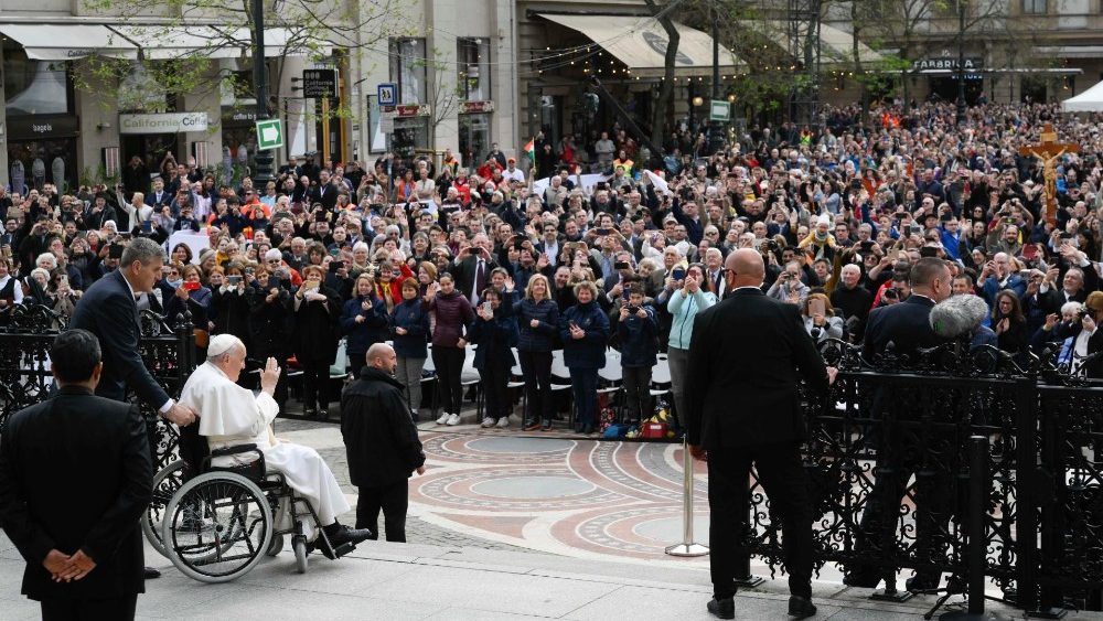 ஆலயத்தின் முன் திருத்தந்தை