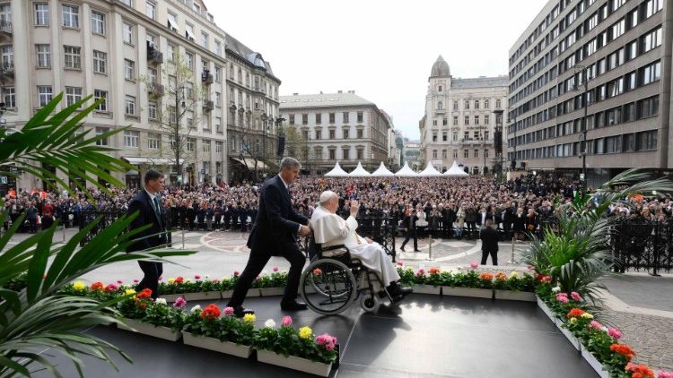 Uwanja wa Kanisa Kuu la Mtakatifu Stefano ulijaa waamini